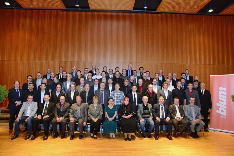 Beschlägehersteller Blum ehrt 74 Langjährige