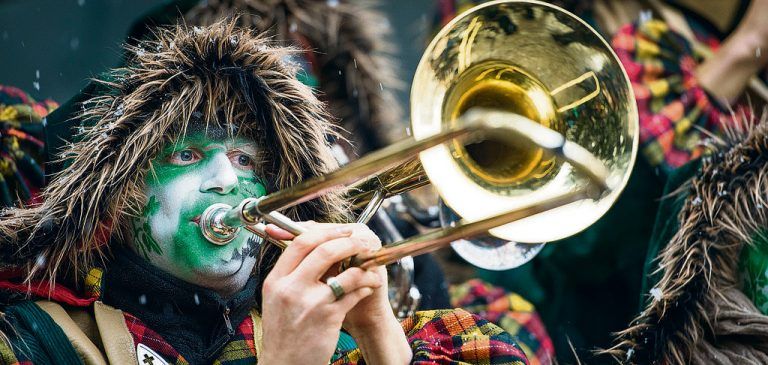 Lautstarkes Guggamusiken-Konzert in Dornbirn