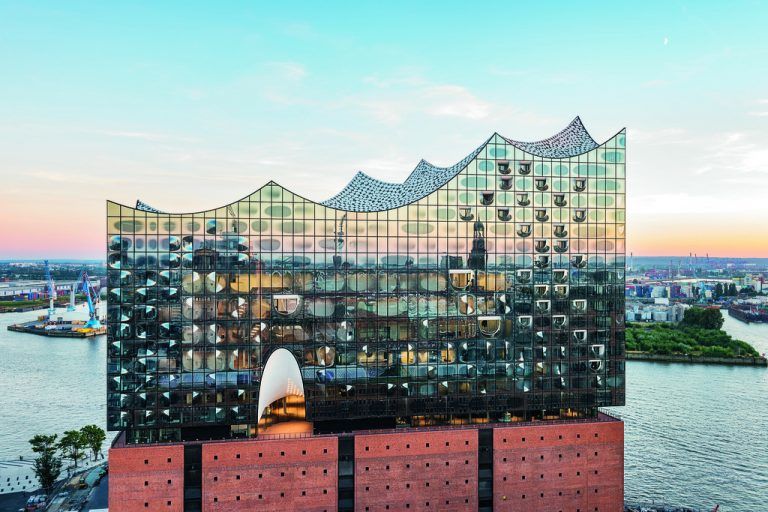 Für Hamburgs Wahrzeichen, die Elbphilharmonie, hat Zumtobel verschiedene Beleuchtungslösungen realisiert. Zumtobel