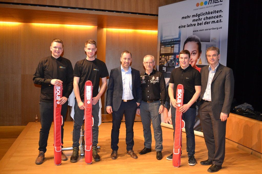 Elektrotechniklehrlinge „unter Strom“