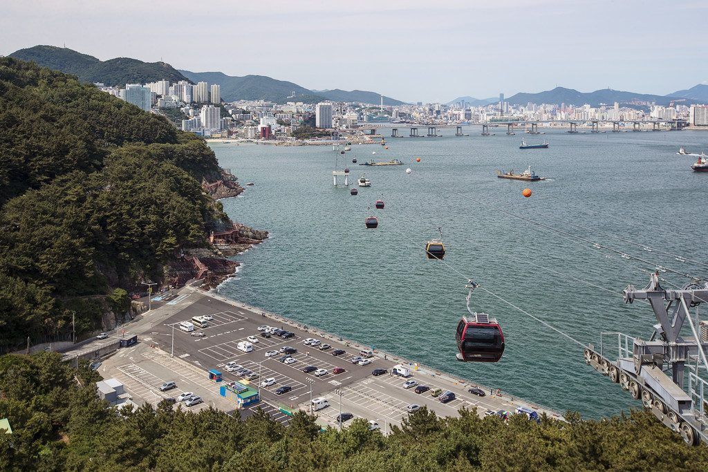 Mit der Gondelbahn über die Bucht