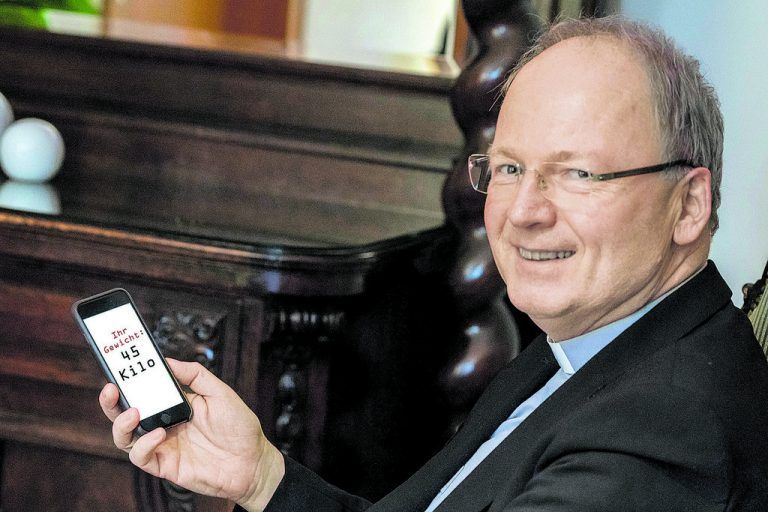 Durch Fastenpredigt  an Gewicht verloren:  BISCHOF BENNO ELBS MUSS DEN GÜRTEL  ENGER SCHNALLEN!