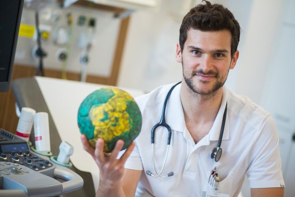 Flinker Flügelflitzer mit Stethoskop