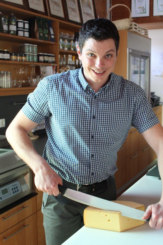 Er weiß, wie die Löcher in den Käse kommen