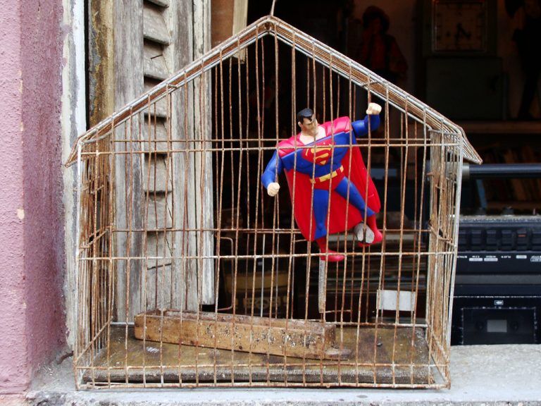 Superman im Vogelkäfig
