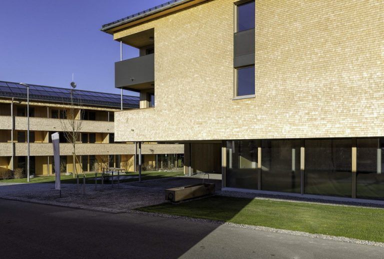 Die Zimmerer klopfen auf Holz