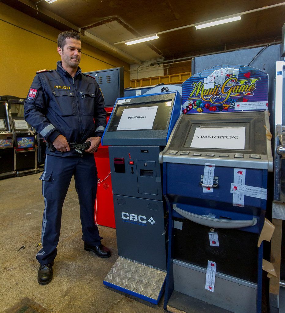 Illegalen Spielhöllen geht es an den Kragen. Knapp 100 Automaten beschlagnahmt.