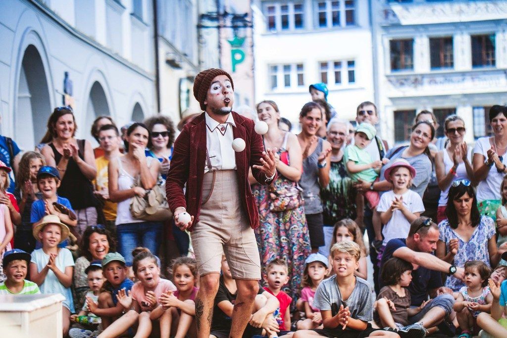 Straßenkünstler verwandeln Montfortstadt in eine Openair-Bühne
