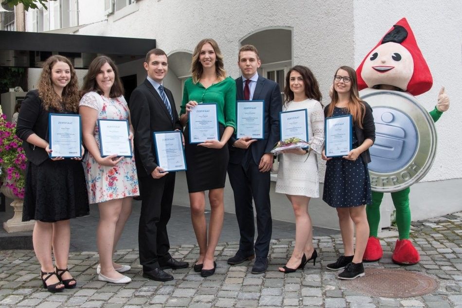 Lehre bei Sparkassen abgeschlossen