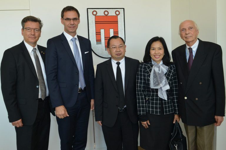 Thais besuchen Firmen