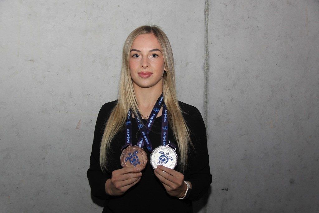 Disziplinierte Sportlerin mit Köpfchen