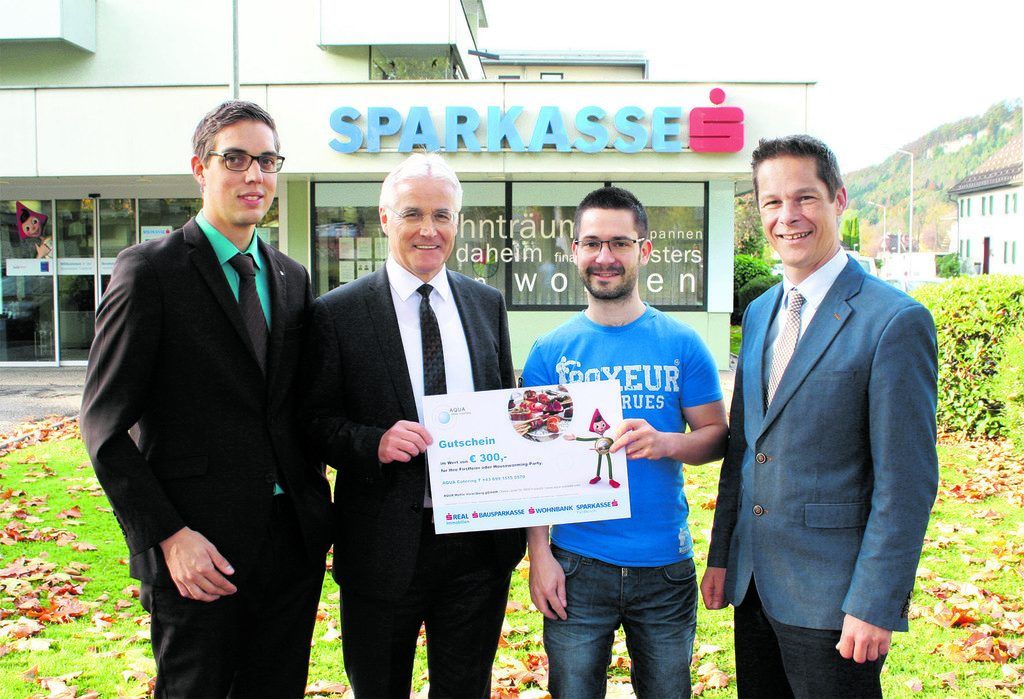 Stolzer Gewinner nimmt seinen Preis entgegen