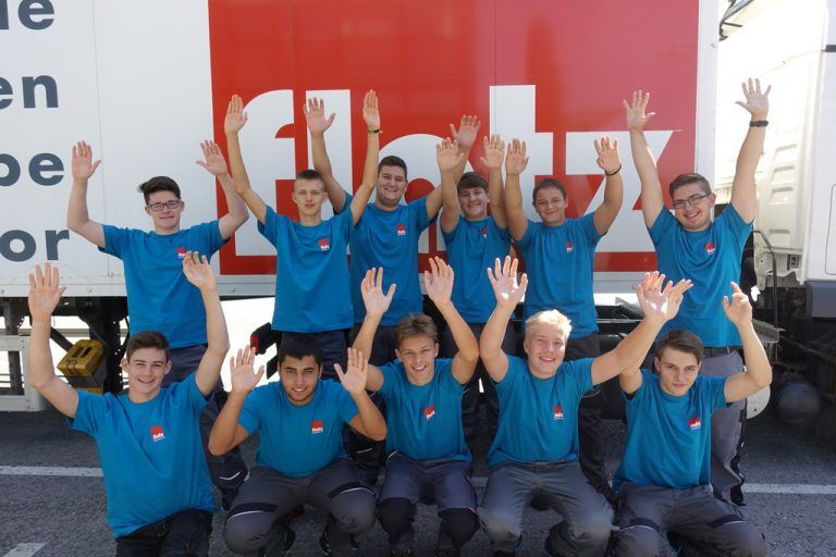 Flatz Das Lauteracher Familienunternehmen begrüßt heuer wieder elf neue Lehrlinge, die in insgesamt fünf verschiedenen Lehrberufen ausgebildet werden. Beim „Ausgezeichneten Lehrbetrieb“ absolvieren somit derzeit 28 Lehrlinge in neun Lehrberufen ihre Ausbildung.