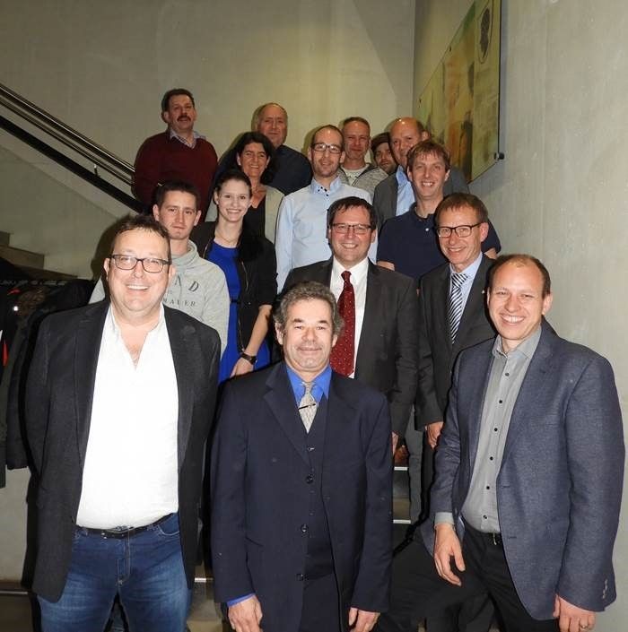 Fliesenpool Im Rahmen der Weihnachtsfeier durfte Fliesenpool langjährige Mitarbeiter für insgesamt 335 Jahre Treue zum Unternehmen ehren. Seit 35 Jahren im Team sind Hubert Netzer und Siegfried Bickel, und seit 45 Jahren sind Hanspeter Schönacher und Stephan Bell mit dabei. Fliesenpool