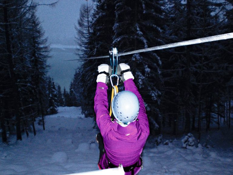 Flying-Fox im DunkelnBei der Abenteuernacht am Golm wird nicht nur gewandert, sondern auch mit dem Flyling-Fox über das Staubecken in Latschau geflogen. Ein Kässpätzle-Essen rundet das Abenteuer ab.
