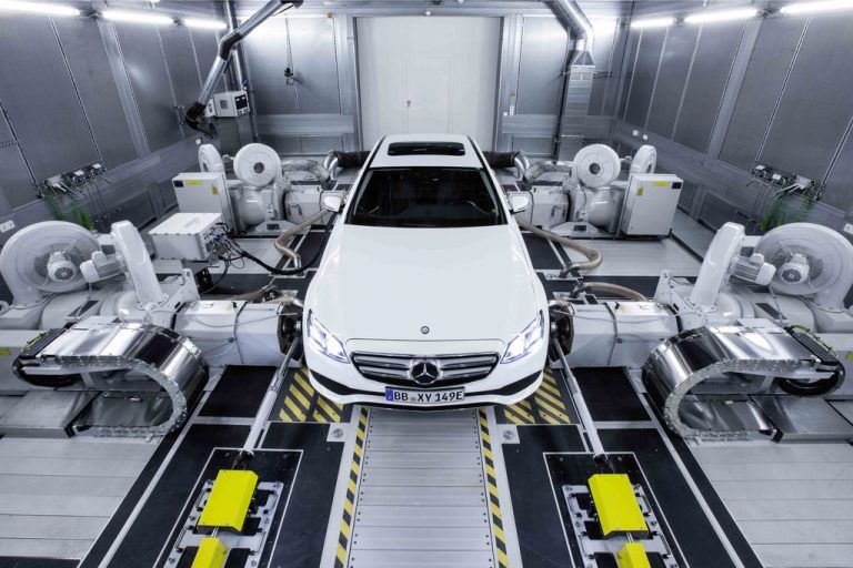 Forschung und Entwicklung bei Mercedes-Benz. Tests in einer Halle fast wie unter realen Bedingungen. Fotos: werk