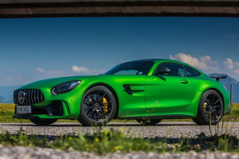 Fotoshooting im Grünen: Mercedes hat mit dem AMG GT R ein Fahrzeug von der Rennstrecke auf die Straße gebracht. Fotos: VN/Steurer