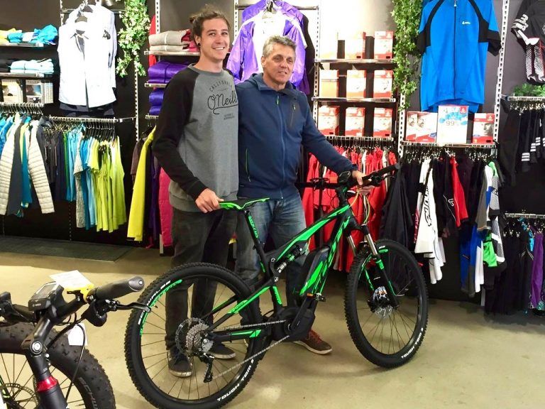 Franz Wilhelmer mit Sohn Fabian im neuen Store. Foto: Firma