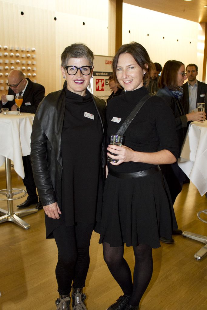 Friseurin Herta Fink-Kohler und PR-Beraterin Marion Morik (r.).