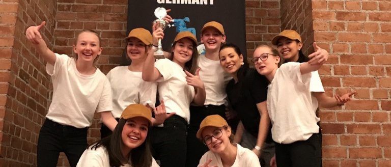 Für die acht jungen Tänzerinnen ging es nach Glasgow.