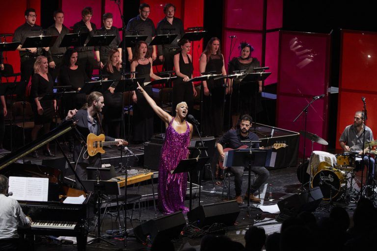 Für eine tolle Sängerin, die Musiker und den Chor gab es gegen Mitternacht viel Applaus. Foto: BF/Köhler