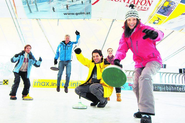 für Eisflitzer: die kunsteisbahn aktivpark montafon 
            Ob elegantes Dahingleiten, rasantes Hintereinander-Herjagen oder end­loses Rundendrehen: Bewegung auf dem Eis macht Spaß. Im Winter verwandelt sich die Zelthalle im Aktivpark Montafon mit ihrer überdachten Kunsteisbahn in einen 1800 m2 großen Wintertraum für Eisflitzer und Hockey-Gladiatoren. Dazu gehören Publikumslaufen, Eisstockschießen, Eishockeyspiele, Gruppen­events und die coole Eisdisco mit den aktuellsten Hits.