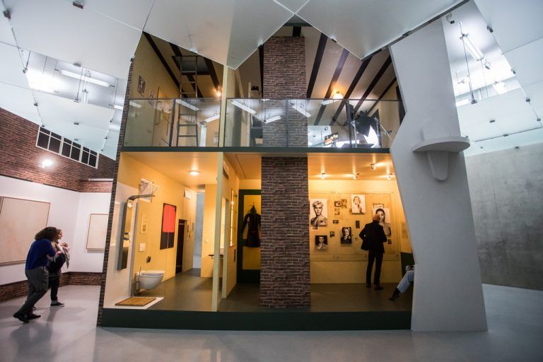 Für „Hope House“ baute Simon Fujiwara das Anne-Frank-Haus in Originalgröße im KUB nach. vn/steurer