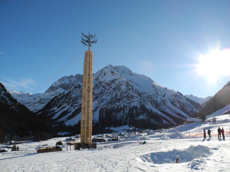 Funkenfeuer im MärzMit rund 30 Metern haben die Walser immer einen der höchsten Funkentürme im Umkreis gebaut. Das gesellige Dorffest findet auch in diesem Winter am 4. März 2017 statt.