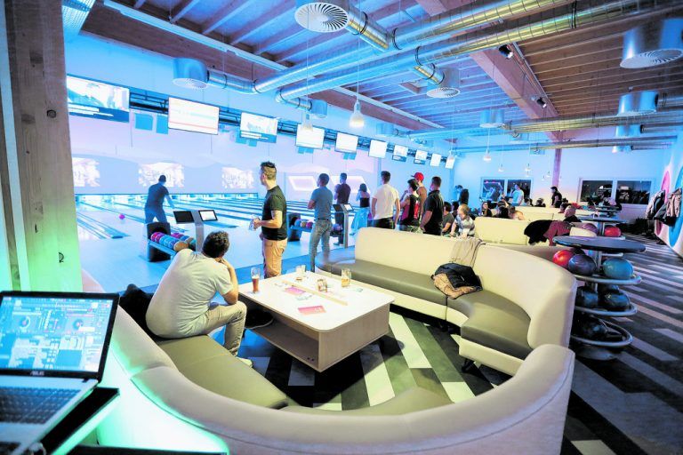 Funworld – jede Menge Freizeitspaß mit Bowling, Lasertag, Darts, Billard und mehrAlles andere als „eine ruhige Kugel“ schiebt man in der neuen Funworld neben der Nachtschicht in Hard. Die zehn topmodernen Brunswick-Bowlingbahnen sind das Herzstück des 1700 Quadratmeter großen Unterhaltungszentrums. Neben den Bowlingbahnen bietet die Funworld actionreiche Freizeitbeschäftigung für jeden Geschmack und für jedes Alter: Up-Racer-Rennsimulatoren, Lasertag-Area, Billard, Flipper, Darts, Air-Hockey, Restaurant und vieles mehr.