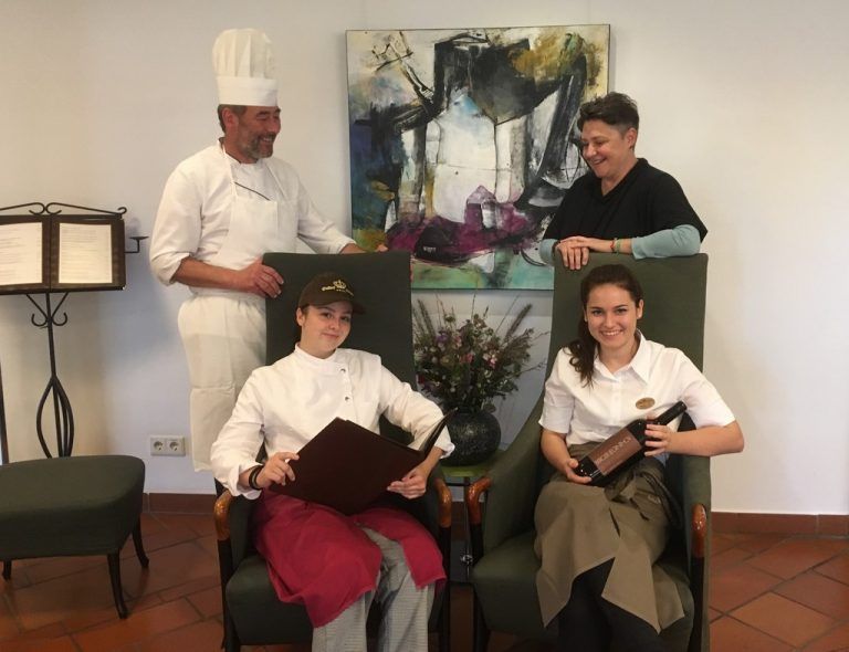 Gasthof Krönele Im Lustenauer Traditionsgasthof haben Kerstin Nagel (Köchin) und Elena Schneider (Hotel- und Gastgewerbeassistentin) ihre Lehrausbildung begonnen. Chefin Ulrike Fink und Küchenchef Horst Gerold freuen sich über den Zuwachs und stehen ihnen als Ausbildner zur Seite.