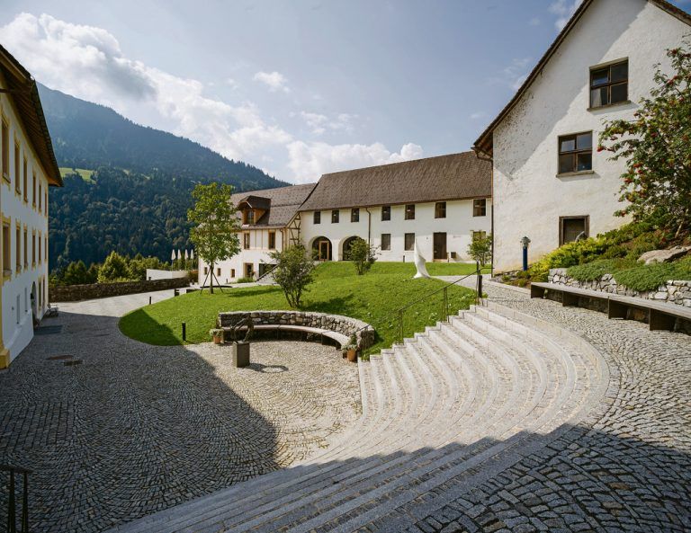 Gastronomie Die erste Sanierungsetappe fokussierte auf die Zentralisierung der Gastronomie in den Räumlichkeiten des ehemaligen Pferdestalls mit Remise.