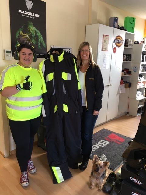 Gedias Workwear Selina Erne hat die Lehre zur Einzelhandelskauffrau begonnen. Zusammen mit ihrer Chefin Astrid Gehrer freut sie sich auf drei spannende gemeinsame Jahre.