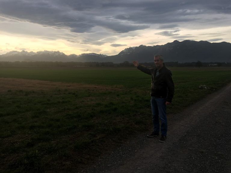 Gemeindevertreter Heinz Vogel aus Klaus zeigt das Gebiet, das für die Betriebsansiedlung umgewidmet werden soll. Foto: VN/sca