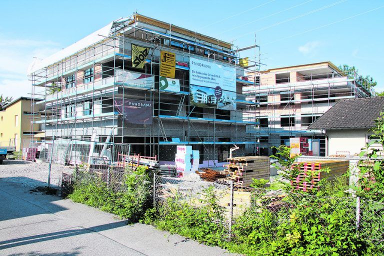Gemütliches Beisammensein der künftigen Bewohner der neuen Wohnanlage in Nofels. Fotos: Panorama