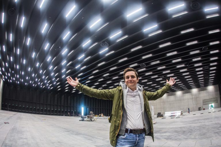 Georg Burtscher in der neuen Location. In der neuen Messehalle in Dornbirn wird die Interactive West über die Bühne gehen. Foto: VN/Steurer