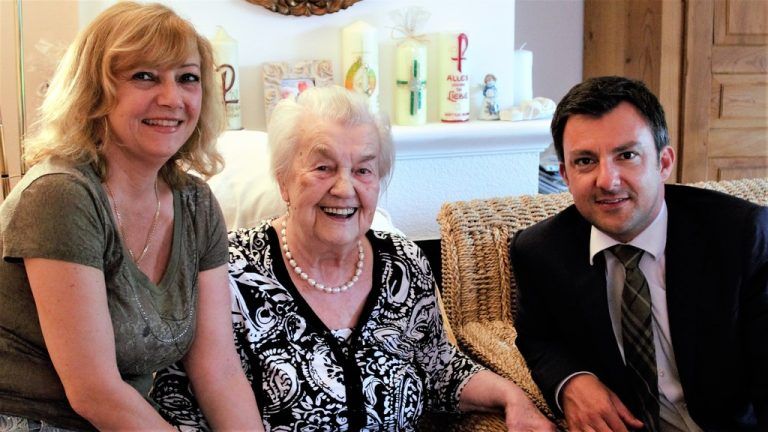 Gertrud Egle (M.) mit Betreuerin Gabriela Erdelyiova und Martin H. Staudinger. Foto: Ceren mutlu