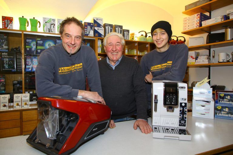 Geschäftsführer Bernhard Zimmermann mit Vater Anton und Sohn Peter (v. l.). Fotos: VN/Hofmeister