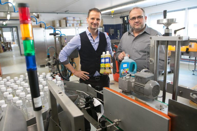 Geschäftsführer Ingo Lampert (l.) und Betriebsleiter Markus Haslwanter in der Produktion des Unternehmens. Dort werden eigene Produkte sowie im Private-Label-Bereich produziert. VN/Hartinger