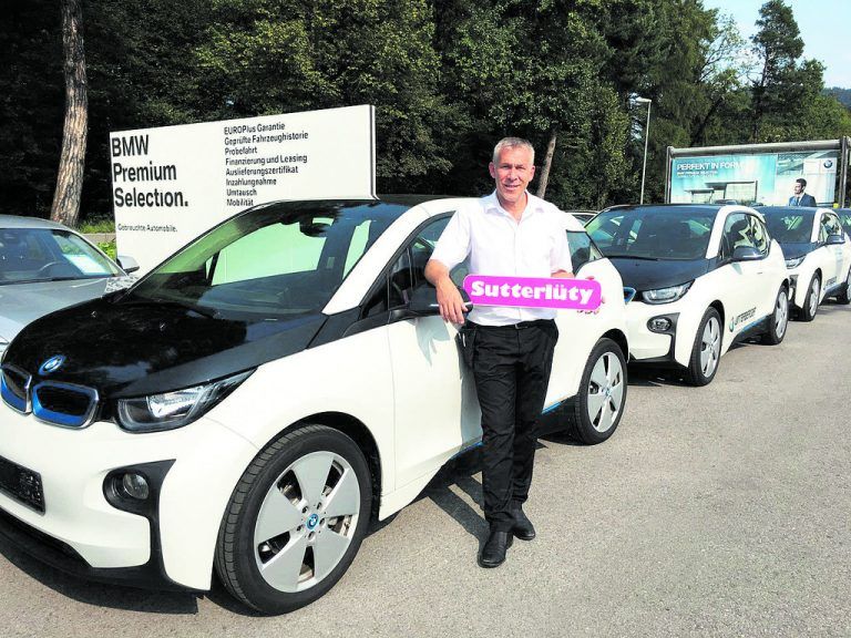 Geschäftsleiter Jörg Mayer mit dem neuen BMW i3. Sutterlüty