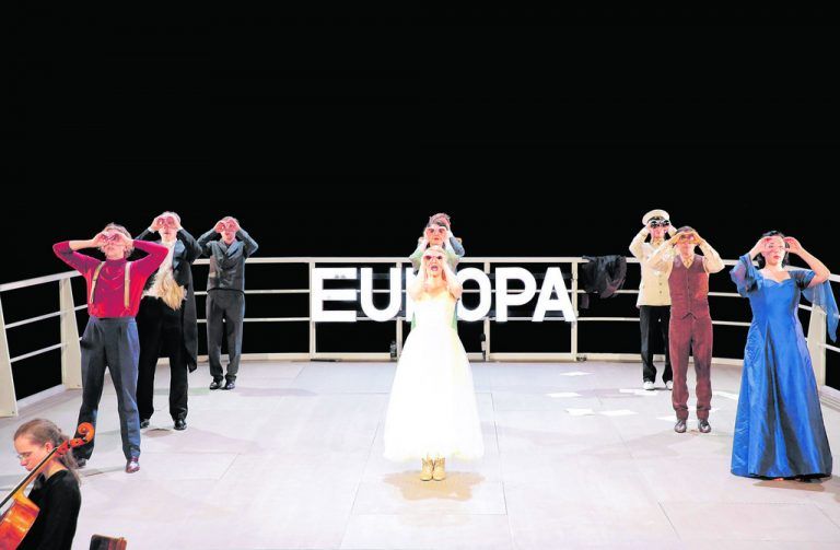 Gewinnen Sie zum Muttertag vier Karten für „Fellinis Schiff der Träume“ im Landestheater! Foto: anja koehler