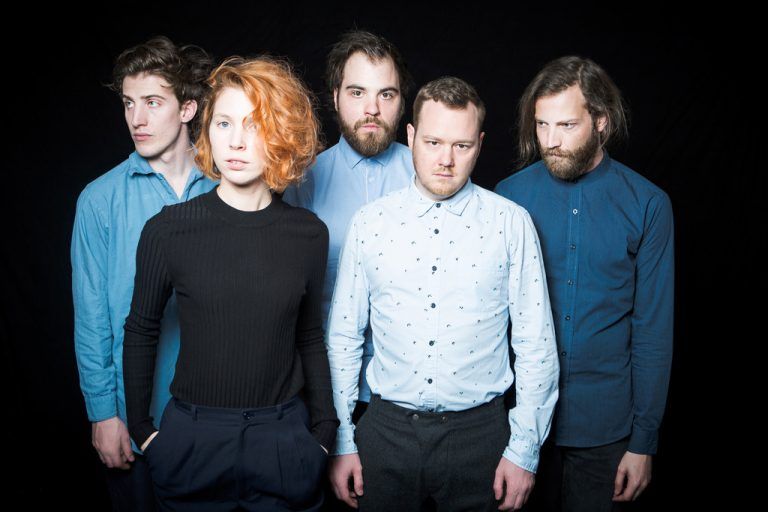 Gitarristin und Sängerin Mira Lu Kovacs und die Musiker von „Kompost 3“ bilden die Formation „5K HD“. Spielboden