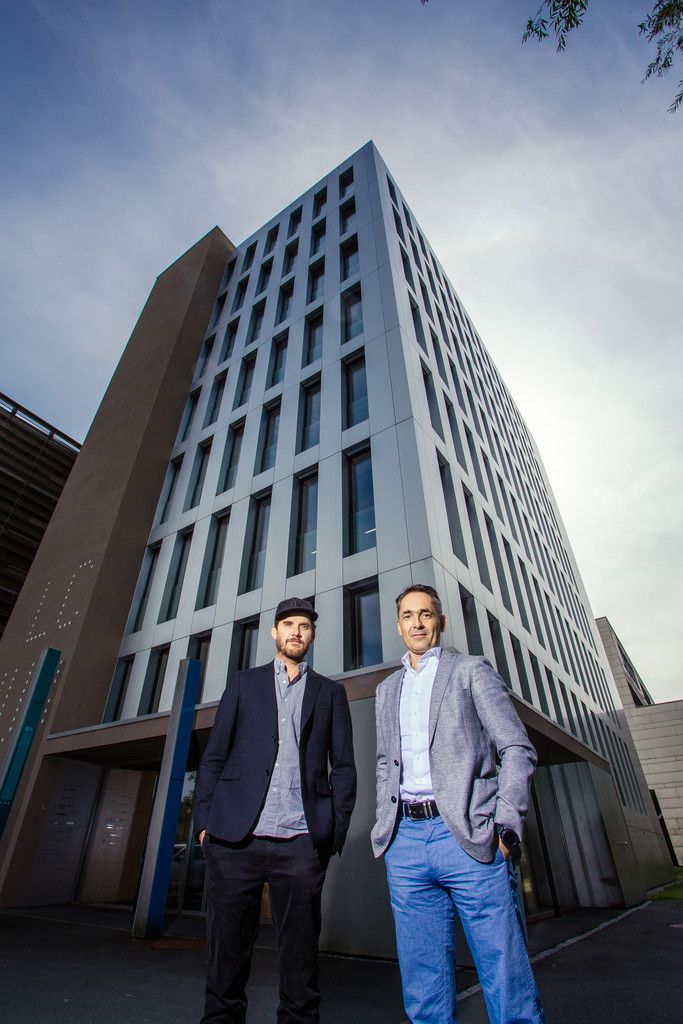 Graham Hill und Hubert Rhomberg vor dem LifeCycle Tower (LCT) one in Rhomberg's Fabrik. VN/Steurer