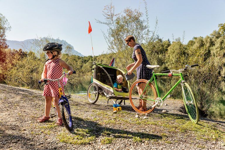 Groß und Klein mit dem Fahrrad unterwegs: So macht der Familienausflug in die schönsten Gegenden im Ländle ganz besonders viel Spaß.