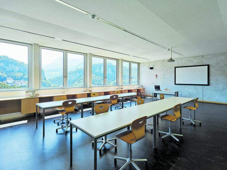 Großflächige Fenster, die sich nach Südosten zu Sonne und Ausicht öffnen, machen die Klassen freundlich und hell.