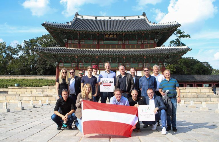 Gruppenfoto der ÖOC-Delegation vor dem Changdeokgung-Palast in Seoul.gepa