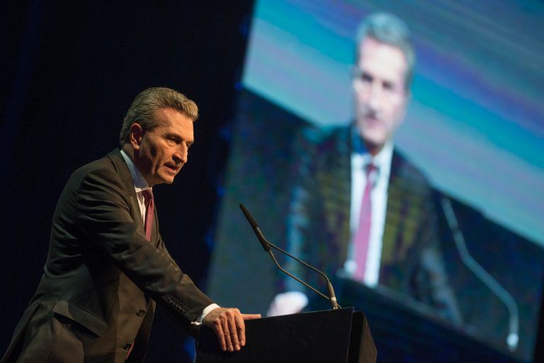 Günther Oettinger bei seiner Rede beim Vorarlberger Wirtschaftsforum im Bregenzer Festspielhaus.