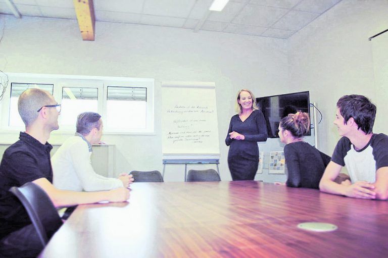 Gutes Benehmen kommt nie aus der Mode: Doris Köck gibt Lehrlingen wichtige Benimmtipps mit auf den Weg.Fotos: D. Zamuth, Flatz