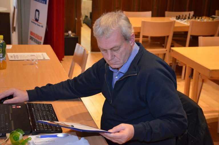 Harald Amann arbeitet jährlich rund 750 Stunden ehrenamtlich für den Schachsport. Foto: verein