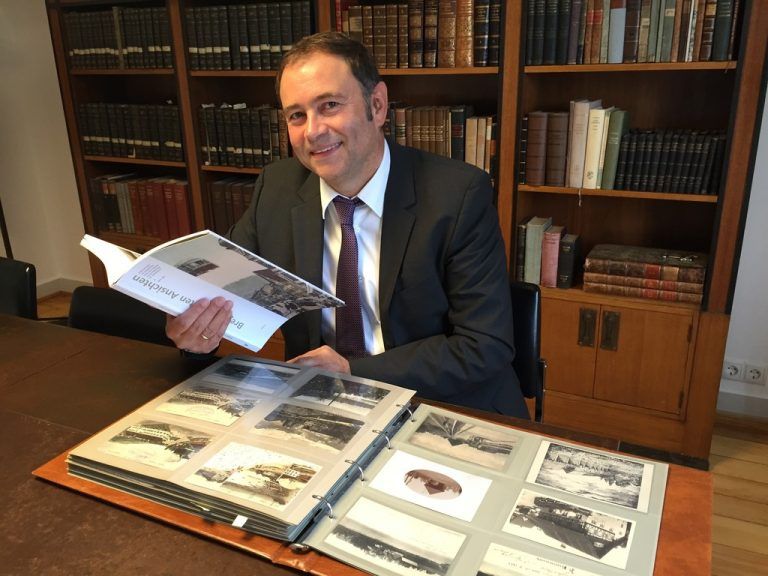 Harald Bösch hat aus Ordnern voller alter Bilder 125 für sein Buch ausgewählt. Foto: VN/Pes