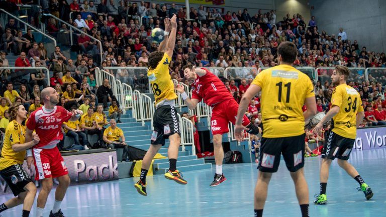 Hard-Linkshänder Marko Tanaskovic (Nummer 13) verbuchte 104 Treffer und gehörte zu den Top-3-Torschützen im Grunddurchgang der Handball-Liga Austria. Foto: gepa